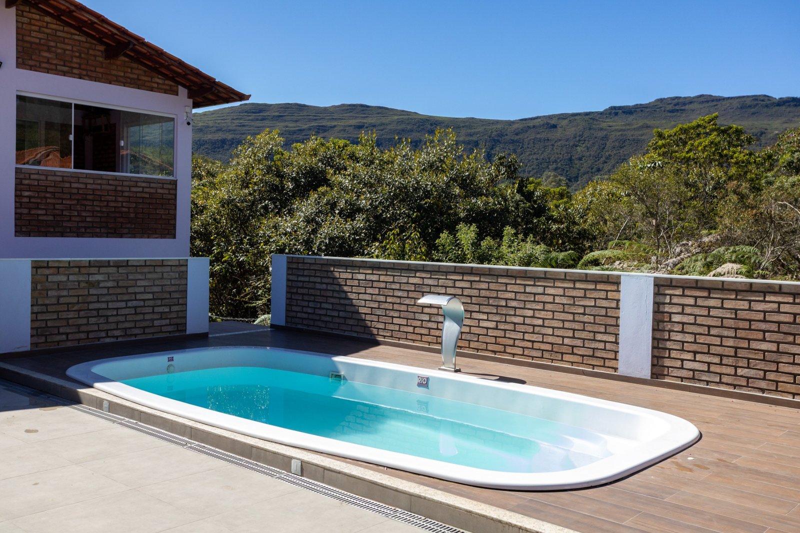 Piscina com vista para as montanhas